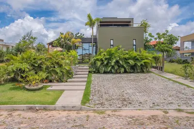 Um jardim no exterior de Summerville #117 - Luxo no Cumbuco by Carpediem