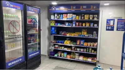 Um supermercado ou outras lojas no apartamento ou nas proximidades