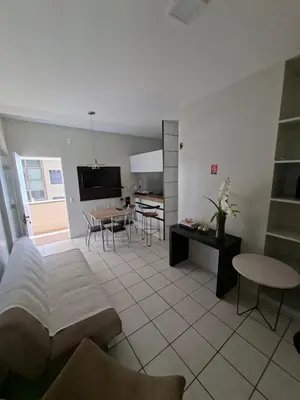 Uma televisão e/ou sistema de entretenimento em Costeira Mar