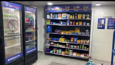 Um supermercado ou outras lojas no apartamento ou nas proximidades