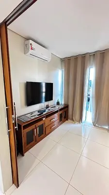 Uma televisão e/ou sistema de entretenimento em Uma quadra do mar de Cumbuco - Ceara