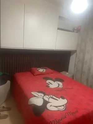 Uma cama ou camas num quarto em Carlos meu ape