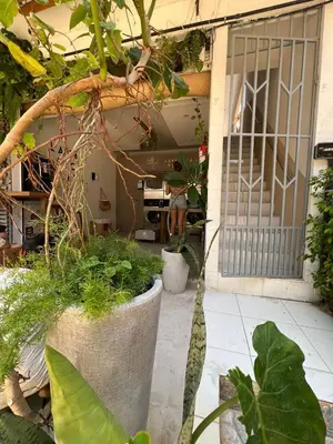 Um jardim no exterior de Suíte Céu e Mar - Super Localização