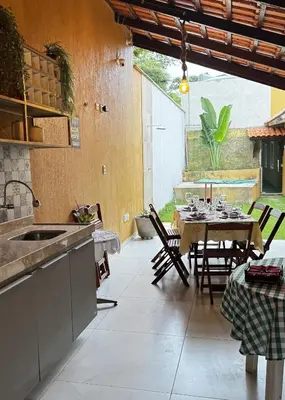Uma área de estar em Chalê da Lizi