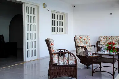 Uma área de estar em Casa Vista ao Mar - Paisagem Deslumbrante e Localização Perfeita