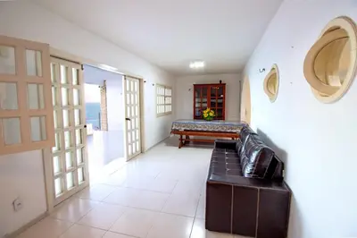 Uma área de estar em Casa Vista ao Mar - Paisagem Deslumbrante e Localização Perfeita