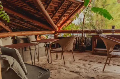 Uma área de estar em Aloha Village Hotel