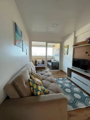 Uma televisão e/ou sistema de entretenimento em Condomínio Beach Village vista mar