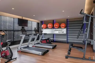 O centro de fitness e/ou as comodidades de fitness de Flat Luxo com Coworking, Academia e Rooftop - WiFi 1Gb - Beira Mar 4 min