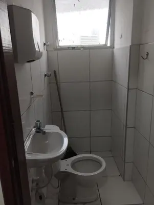 Uma casa de banho em Flatmobiliadofortaleza