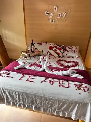 Uma cama ou camas num quarto em Chalé Suíco Nupcial II - Chalés Belo Monte - Pacoti