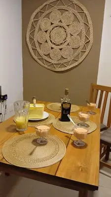 Bebidas em Apartamento Sobre as Ondas