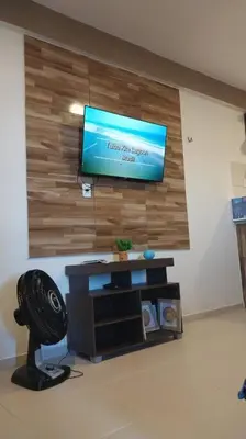 Uma televisão e/ou sistema de entretenimento em Apartamento Sobre as Ondas