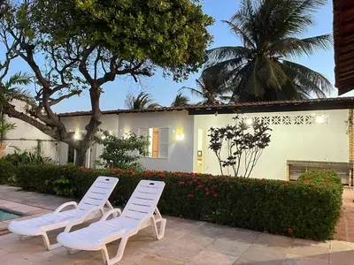 Um jardim no exterior de Praia Marina Suite - Morro Branco
