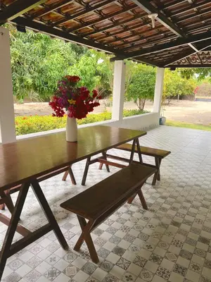 Um jardim no exterior de Sítio Caju