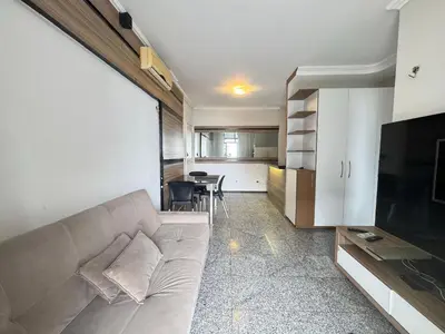 Uma televisão e/ou sistema de entretenimento em New Life Meireles Vista Mar by Escala Imoveis