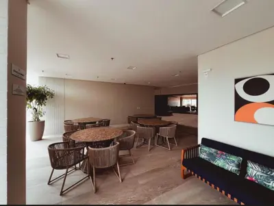 Uma área de estar em Flat frente mar