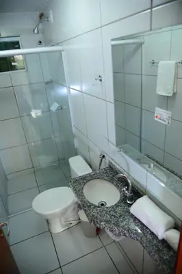 Uma casa de banho em Aldenora Flats