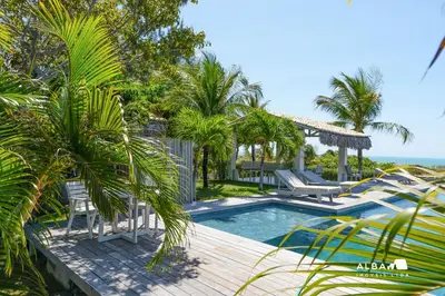 A piscina em ou perto de Vila Alba