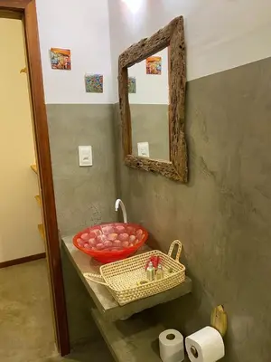 Uma casa de banho em Suítes em praça pontal de Maceió