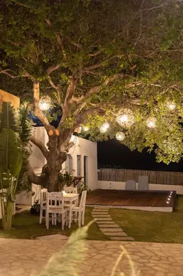 Um jardim no exterior de Vila Bento - Casas com conforto e sofisticação