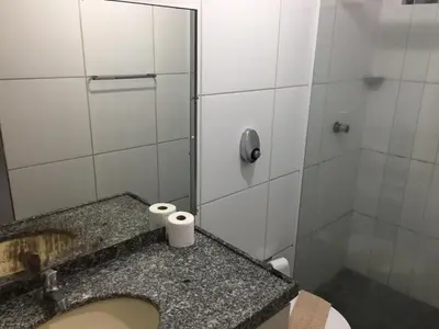 Uma casa de banho em Flat atlantico 1102