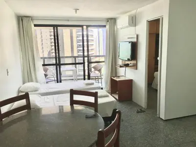 Uma televisão e/ou sistema de entretenimento em Flat atlantico 1102