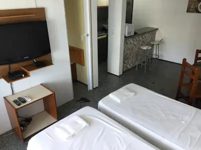 Uma televisão e/ou sistema de entretenimento em Flat atlantico 1102