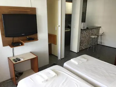 Uma televisão e/ou sistema de entretenimento em Flat atlantico 1102