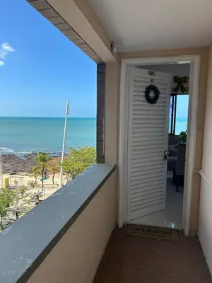 Uma vista do mar geral ou uma vista do mar a partir do apartamento