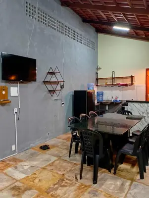 Uma televisão e/ou sistema de entretenimento em Deckraiosdesol
