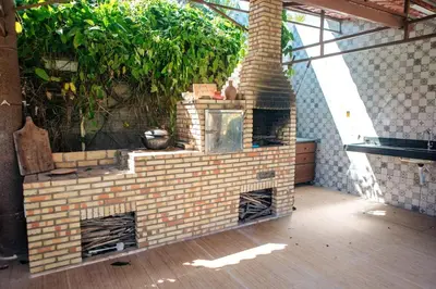 As comodidades para churrasco disponíveis para os clientes desta casa de férias