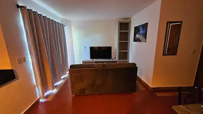 Uma televisão e/ou sistema de entretenimento em Chalés Mediterraneo