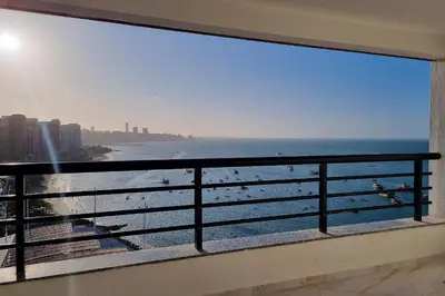 Uma vista do mar geral ou uma vista do mar a partir do apartamento