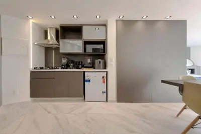 A cozinha ou kitchenette de Iate Plaza #1404 - Studio vista mar by Carpediem