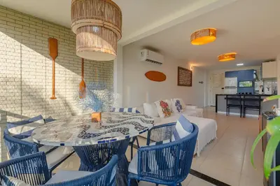 Uma área de estar em Beach Place #202 - Beira Mar por Carpediem
