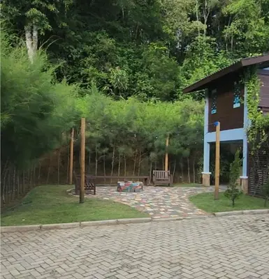 Um jardim no exterior de recanto da Juliana