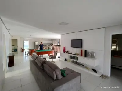 Uma televisão e/ou sistema de entretenimento em Casa na Praia de Águas Belas