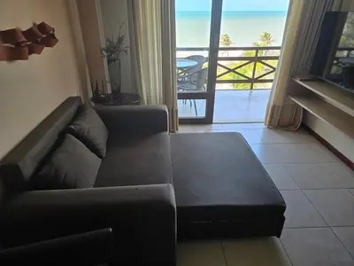 Uma área de estar em Beachfront Apartamento 424A Kariri Beach for 2 persons