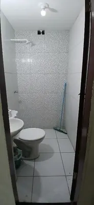 Uma casa de banho em Casa com piscina no Morro Branco, Beberibe