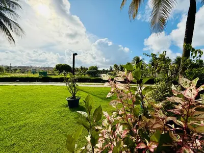 Um jardim no exterior de Flat Aquaville perto do Beachpark com 3 Suites