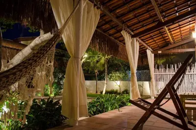Um jardim no exterior de Vila Lua Aparts - Apartamento 6