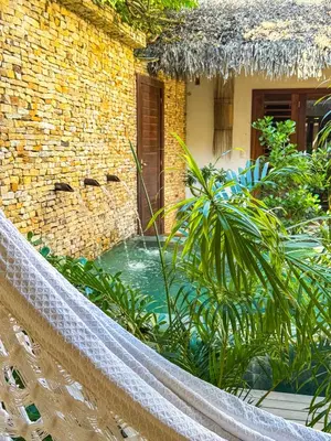 Um jardim no exterior de Villa Alegria - La Villa Group