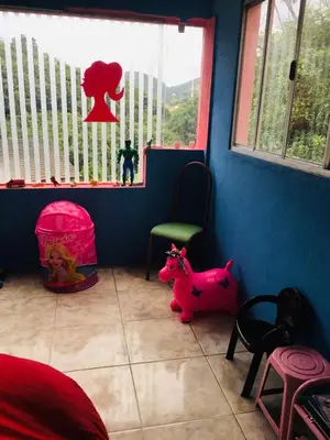 Uma área de estar em Casa da Barbie da Serra