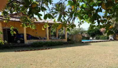 Um jardim no exterior de Casa com Piscina na Praia do Morro Branco
