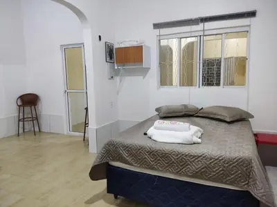 Uma cama ou camas num quarto em Casa próximo centro de eventos com ar condicionado