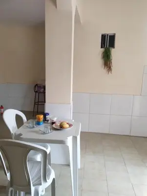 Uma área de estar em Casa próximo centro de eventos com ar condicionado