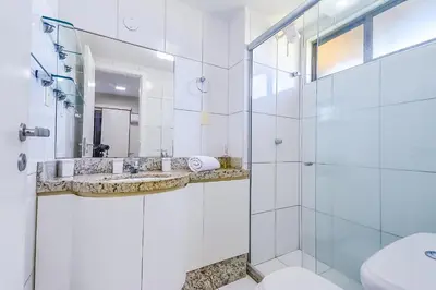 Uma casa de banho em Beach Place Resort Bangalo 12