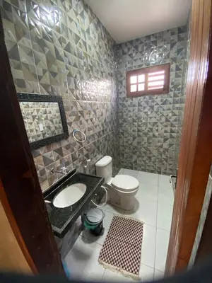 Uma casa de banho em Casa com piscina beberibe