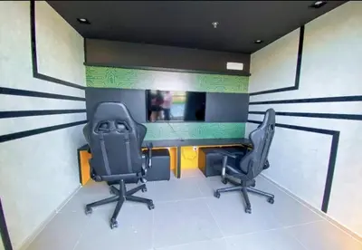 Uma televisão e/ou sistema de entretenimento em Apartamento confortável e próximo da praia